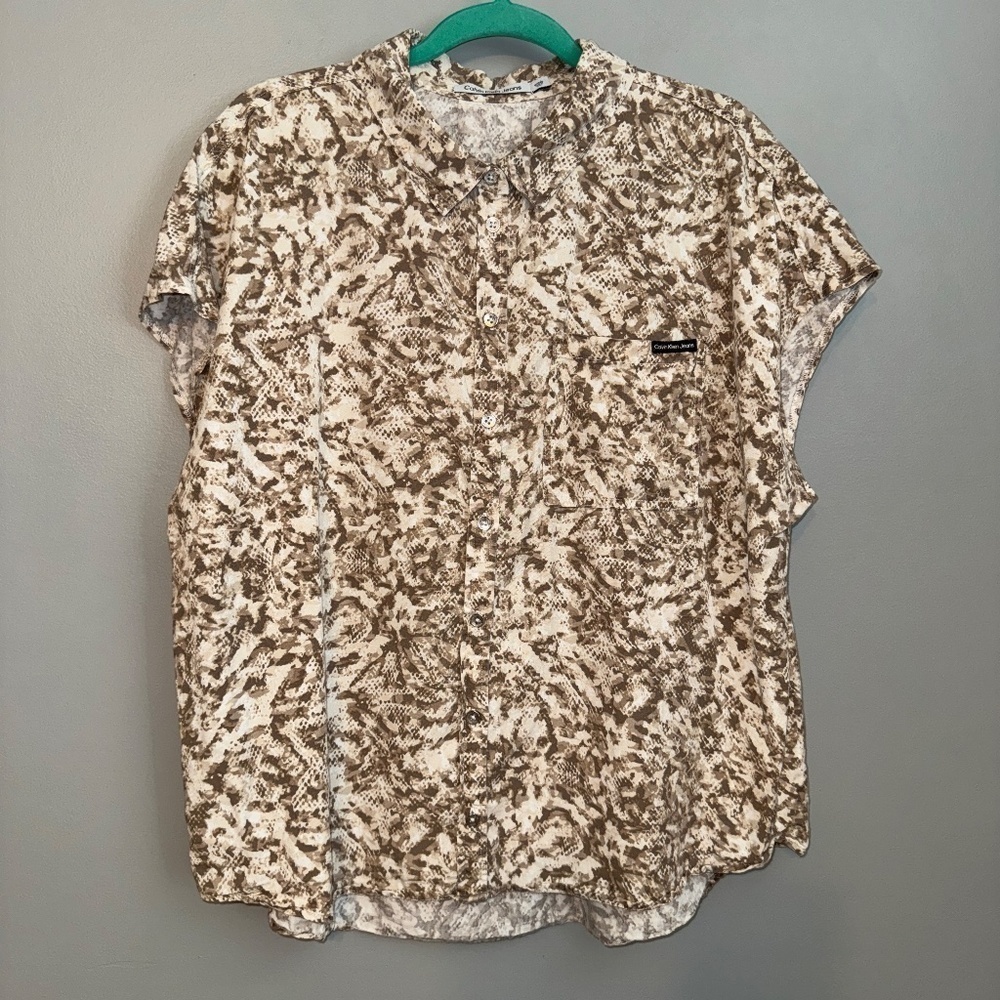 EUC Calvin Klein Jeans Snakeskin Tencel Spread Collar Cap Sleeve Size XL